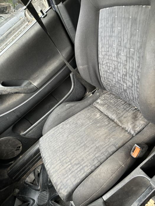 Фолксваген Пасат 1.6 само на бензин. Само на части.