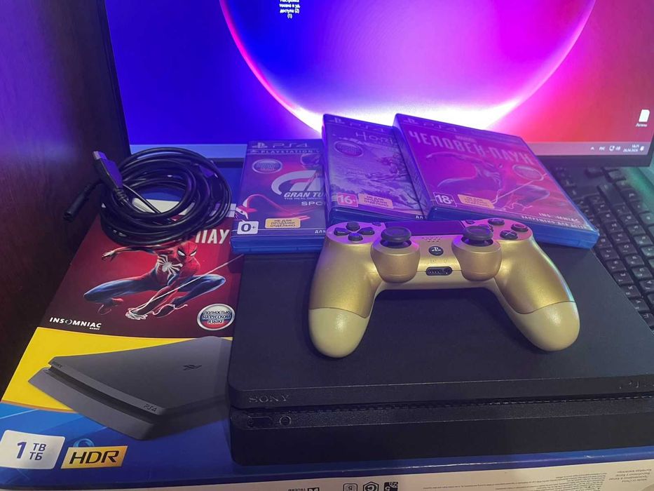 PlayStation 4 Slim + 1 геймпад