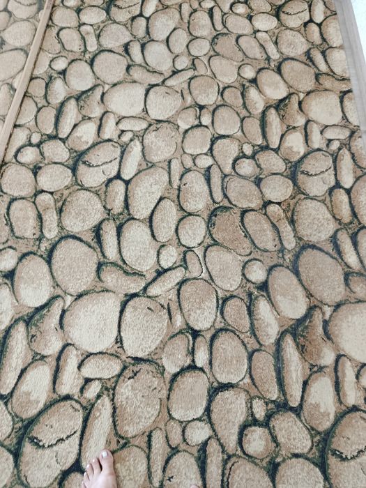 Продается ковер б/у З на 4