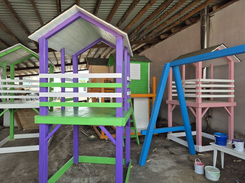 Căsuță din lemn, spatiu joaca, pergola, loc de joaca copii
