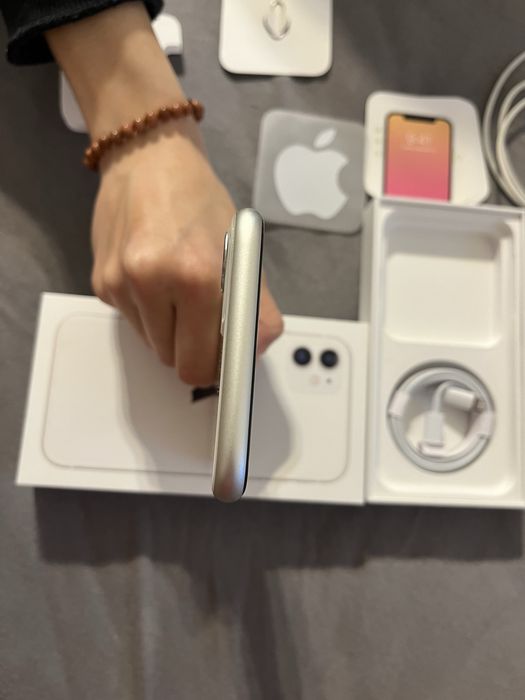 Iphone 11 64 gb бял white перфектен като нов 81% батерия