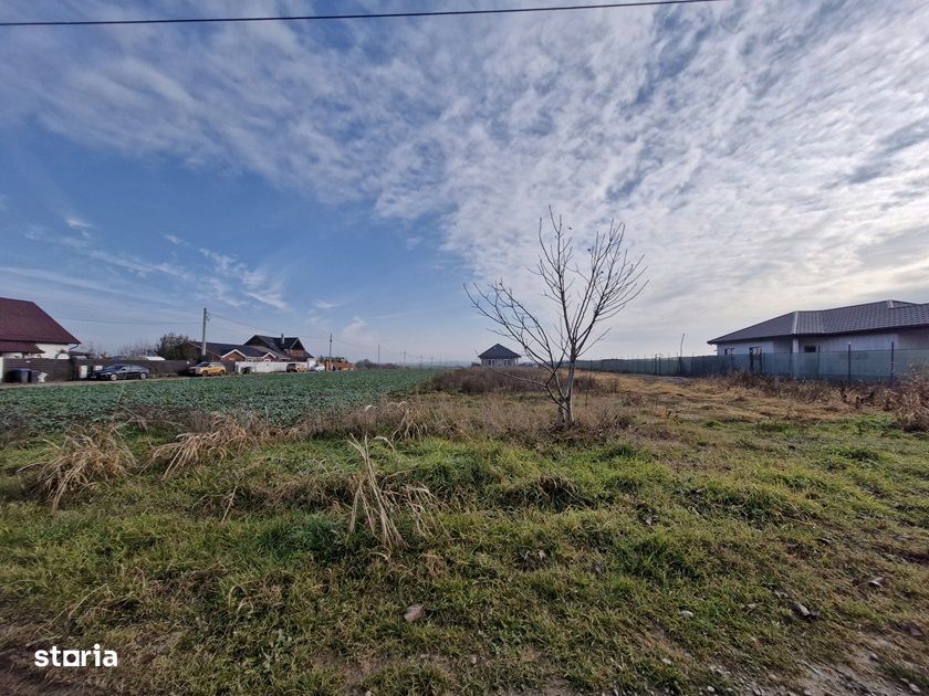 Teren langa case cu utilitati, lac la 300 metri,700 mp, 38500 euro