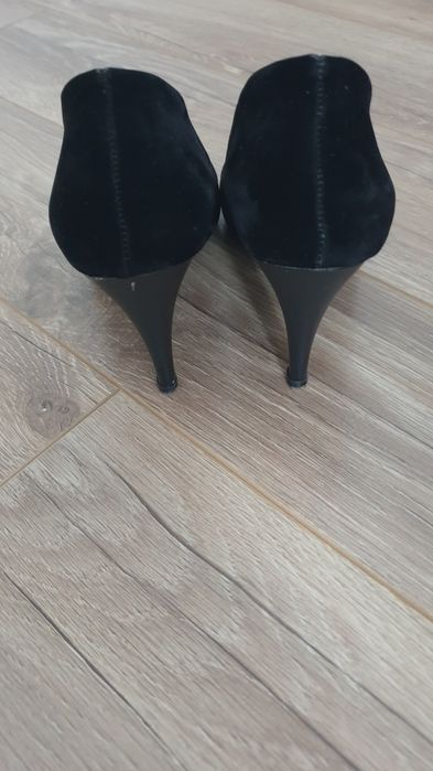Класически черни велурени стилето обувки