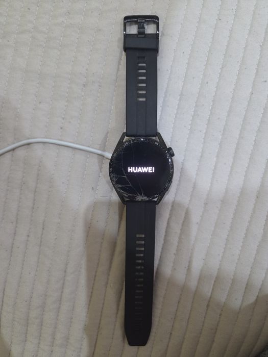 Huawei Watch GT3, работещ със счупено стъкло