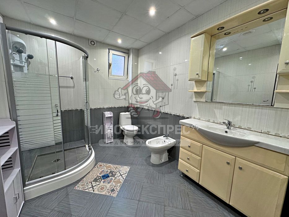 Обзаведен етаж от къща, тристаен апартамент, под наем, кв.Чинара