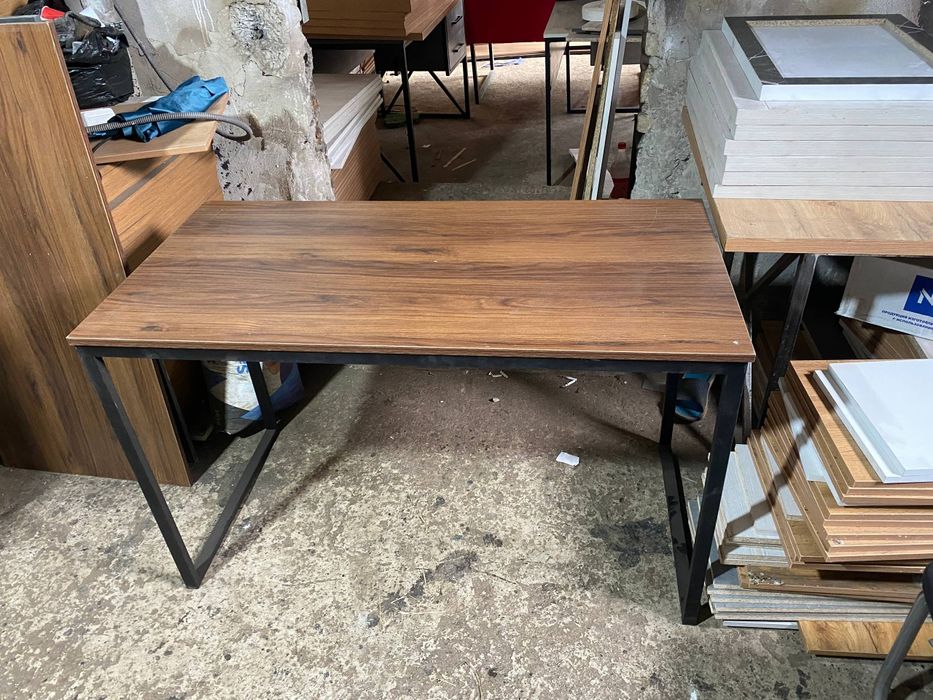 Stol loft parta sotiladi oʻlchamlari 120/60 balandligi 75