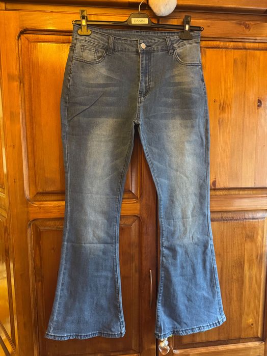 Светли дънки тип чарлстон