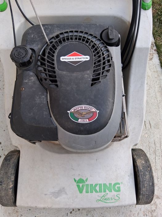 Vând mașină de tuns gazon pe benzină Viking. MB 555 T.