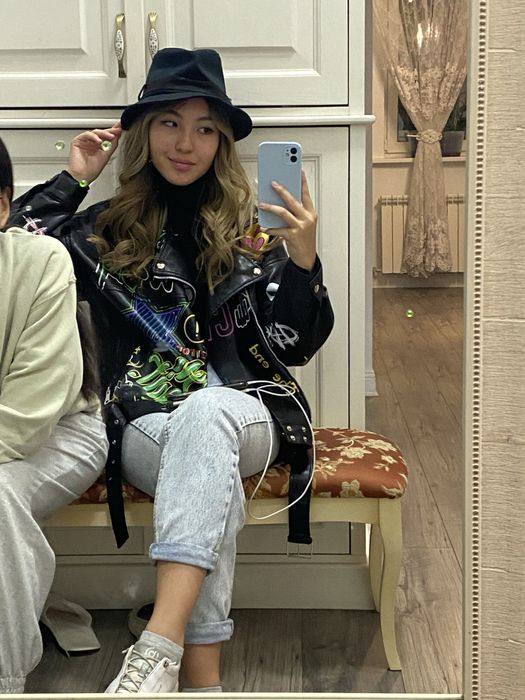 Кожаная куртка с рисунками