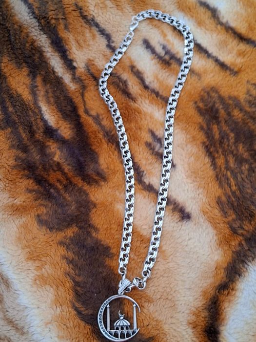 Цепочка с кулоном