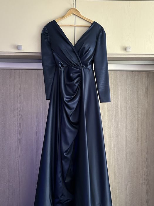 Rochia de ocazie lungă în nuanță de albastru electric din crep satin este un adevărat spectacol de eleganță