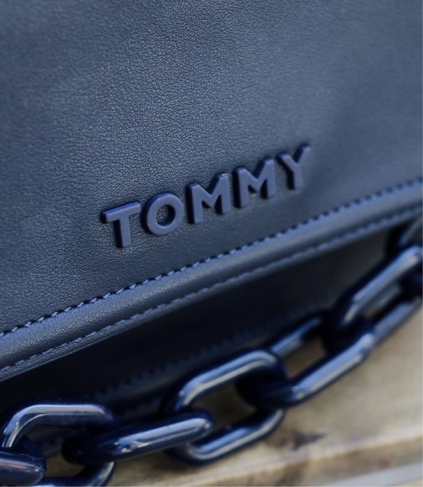 Мини-кроссбоди от Tommy
