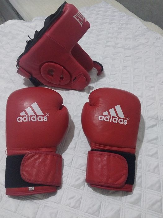 Боксёрский шлем и перчатки