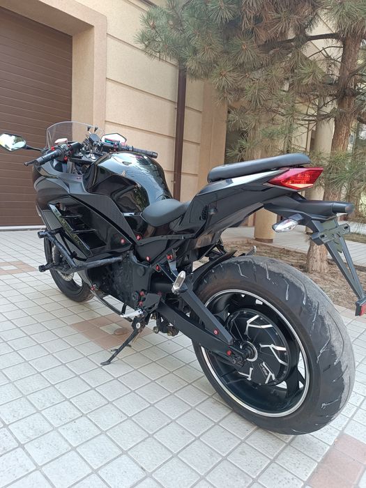 Продаю Kavasaki 8000 watt машьный электробайк запас хода 200км.
