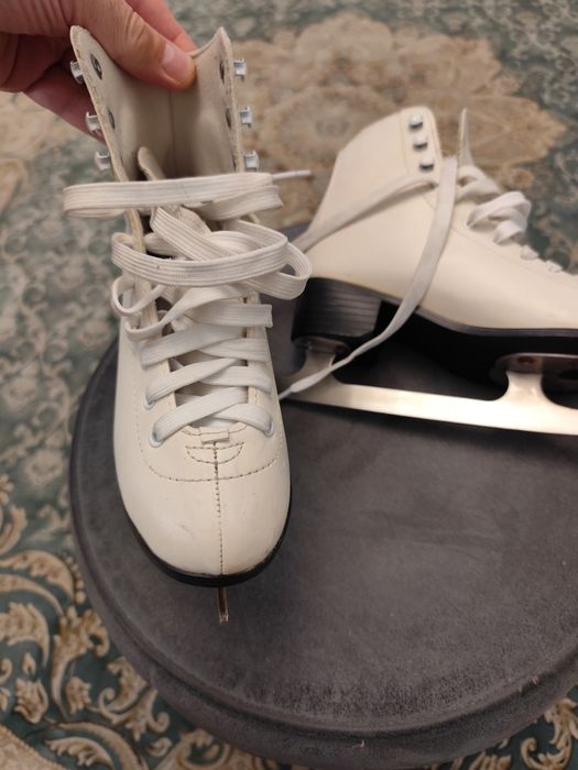 Коньки фигурные, размер 34.