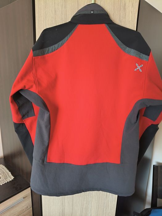 Продавам мъжко туристическо яке