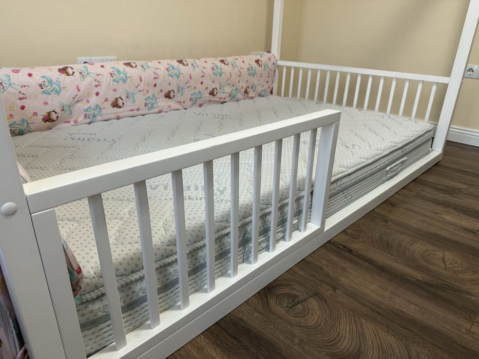 Pat tip Montessori casuta 200x140cm  Cu Saltea VitalCare cu două fețe de dormit