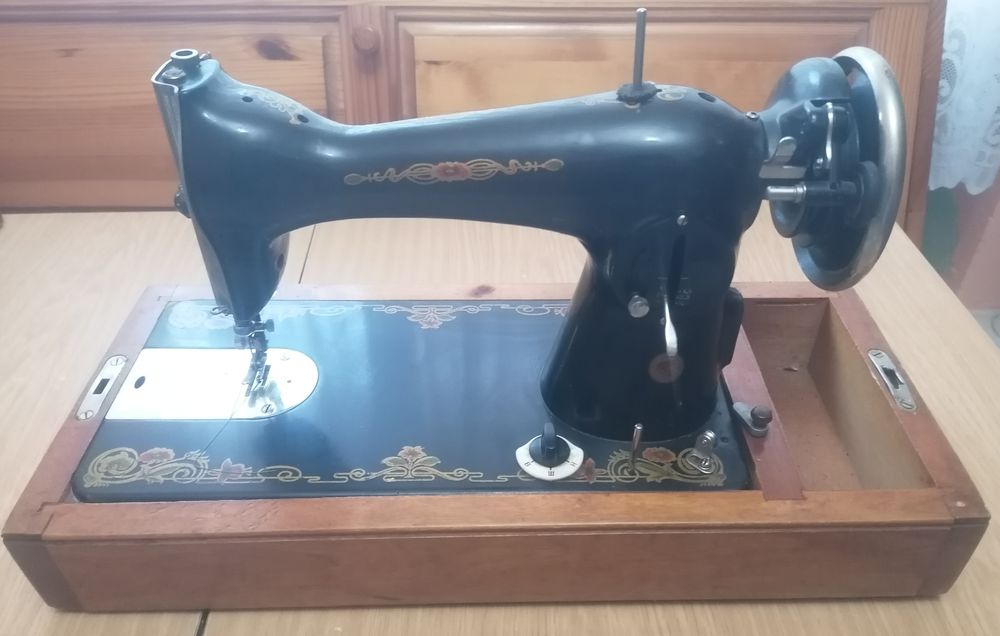 Продавам стара Руска шевна машина