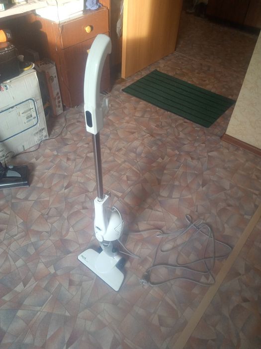 Продам вертикальный пылесос..