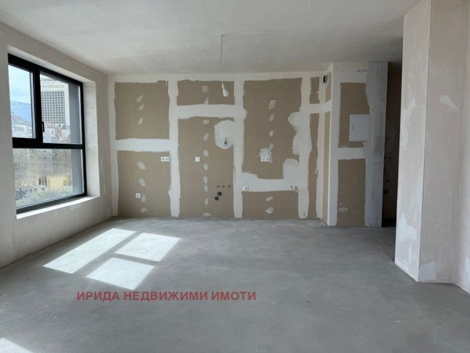 Тристаен апартамент до Руски паметник с  АКТ 16!