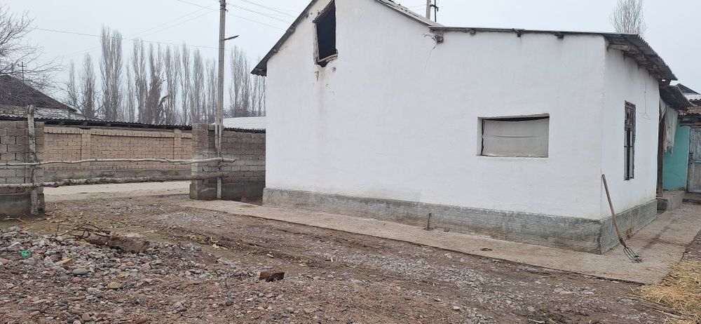 Уй сотилади 2 та йонма йон 1 чиси 3 хона кейнгиси 2 хона