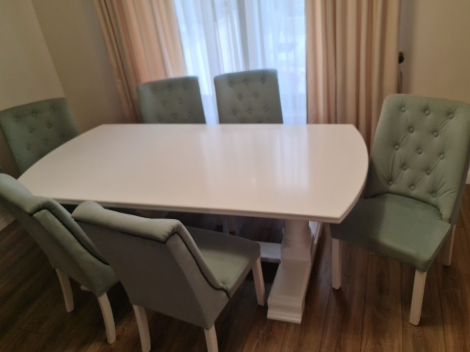 Vând  scaune din lemn masiv