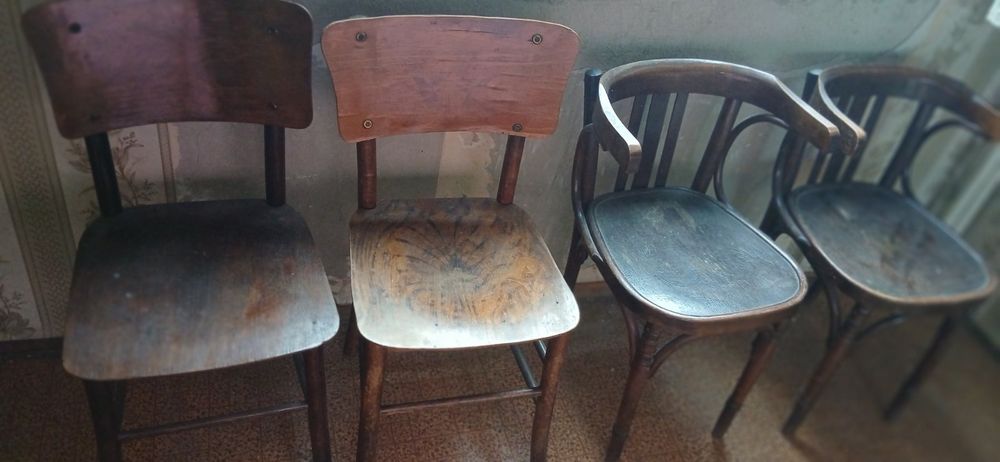 Стари дървени столове
