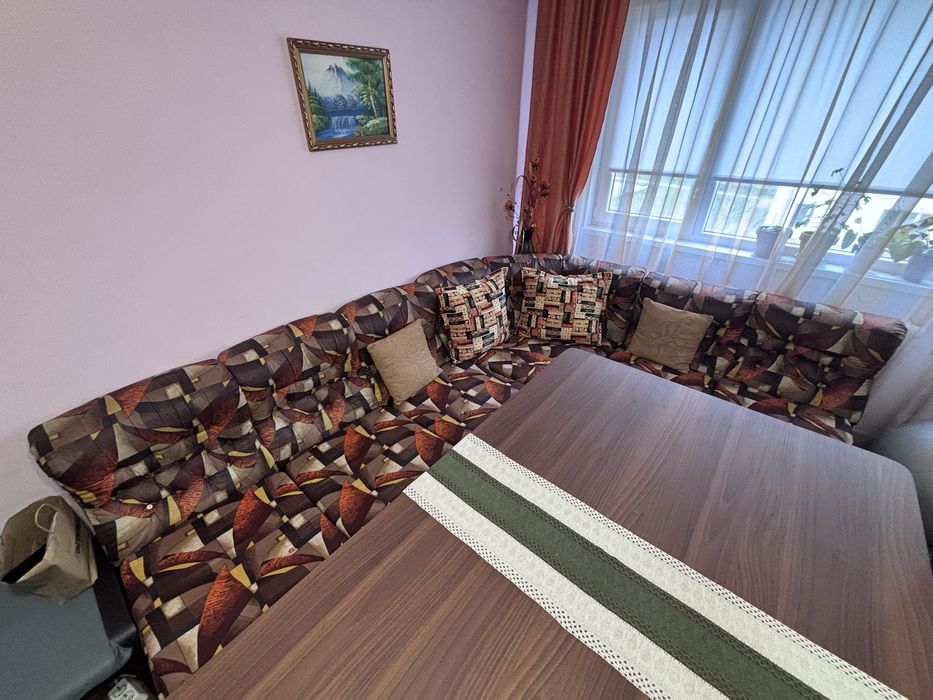 Запазен ъглов диван