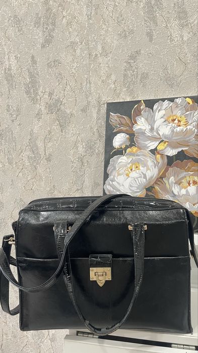 Продам сумку в деловом стиле , цена 3000