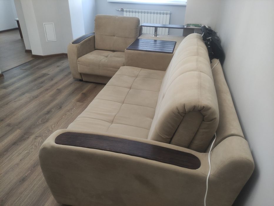 Диван цвет бежевый, дерево темный орех