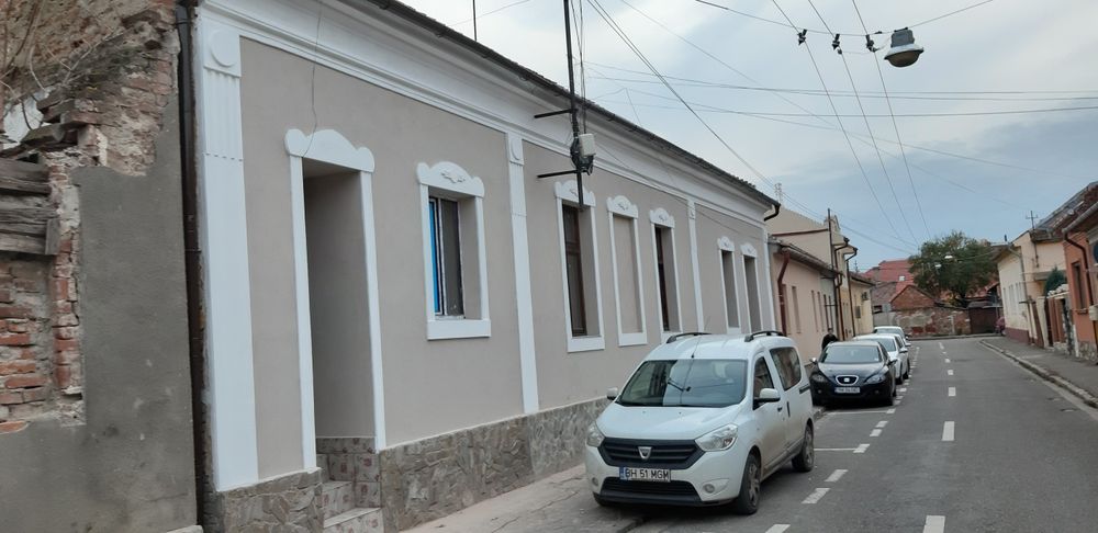 De închiriat apartament central – 64 mp