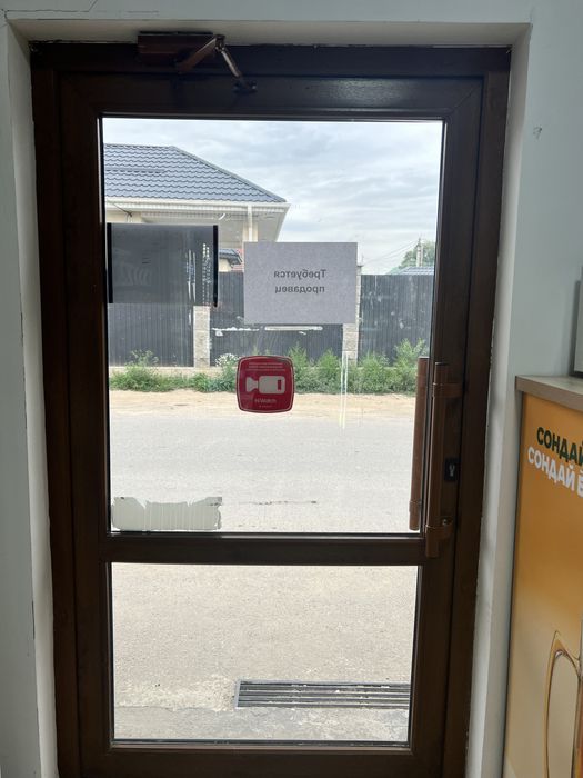 Дверь стеклянная метало пластик