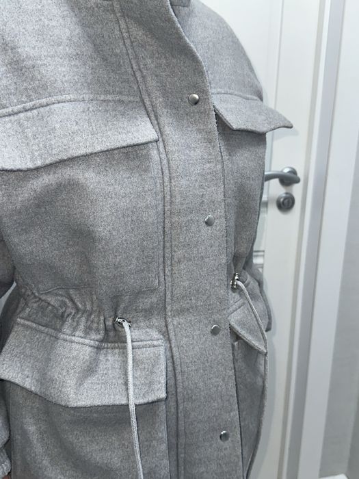 легкая куртка серая