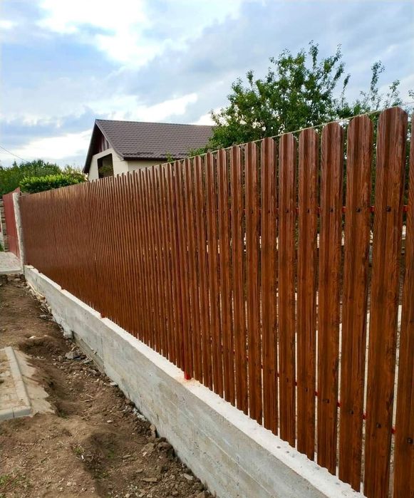 Garduri si porti din sipca metalica, panouri stil jaluzele, plasa bordurata, tabla cutata si alte modele disponibile