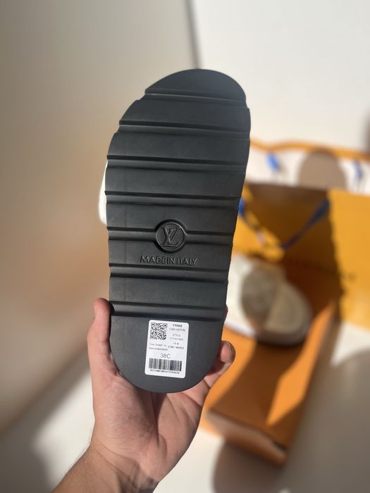 Slapi Louis Vuitton noi la cutie , marimea 37, 38