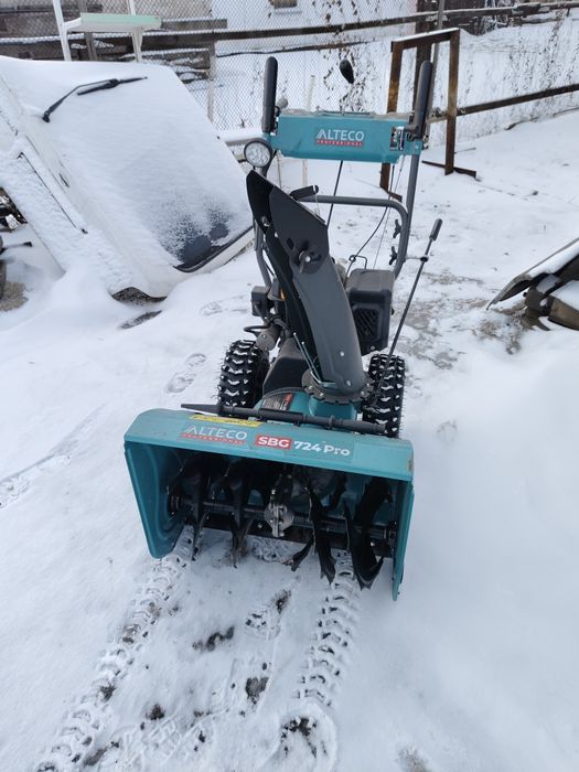 Продаю снегоуборщик