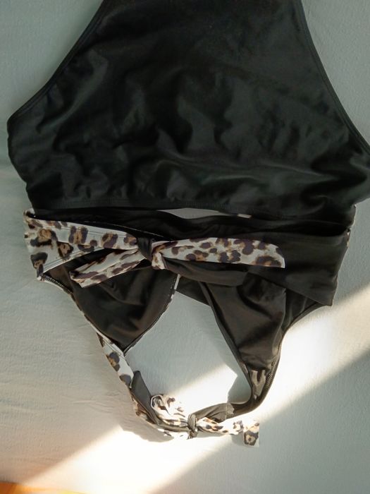 Vând Costum de Baie Mărimea 1 XL Nou
