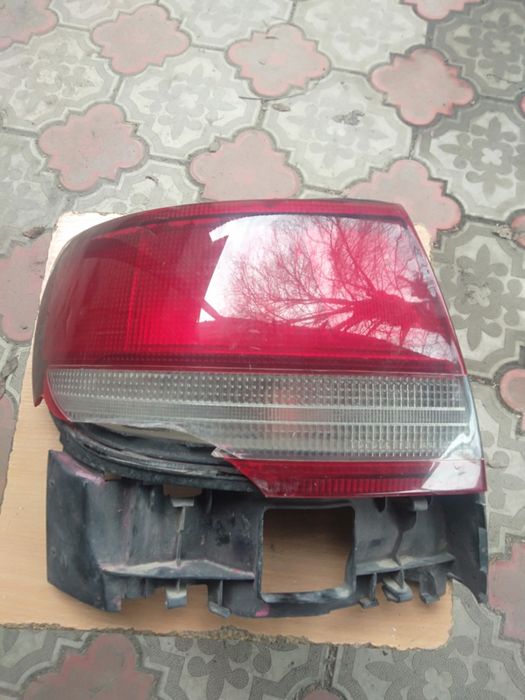 Тойота Карина Е задний левый фонарь оригинал.
