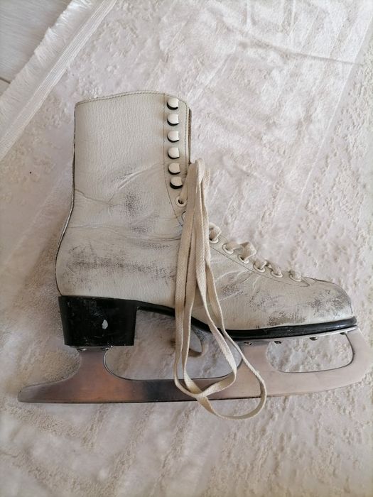 Продаю женские коньки