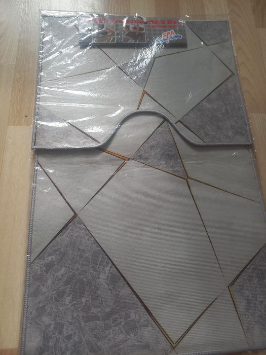 Новый коврик для ванны и туалета