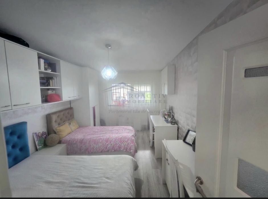 Apartament 3 camere,semidecomandat