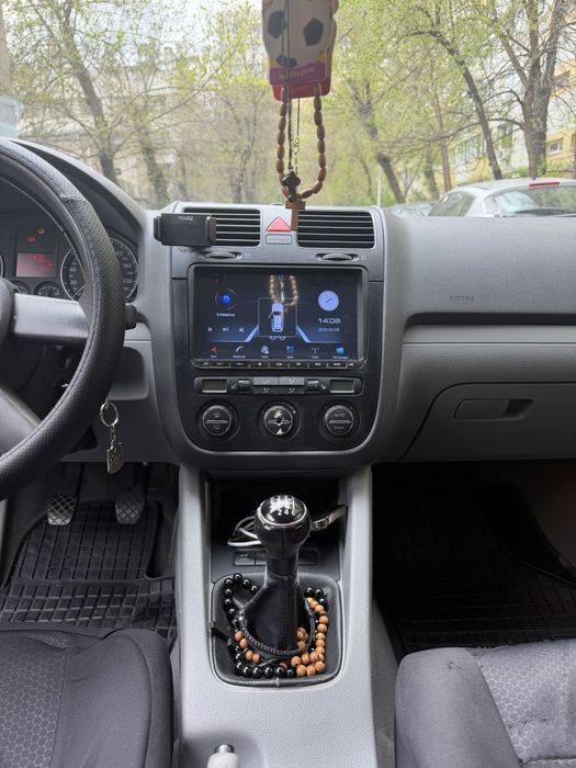 Golf  5. 2004   1.6 FSI