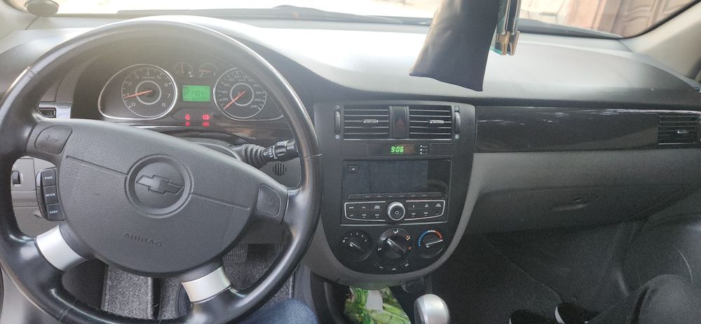 Jentra qora turgan moshina