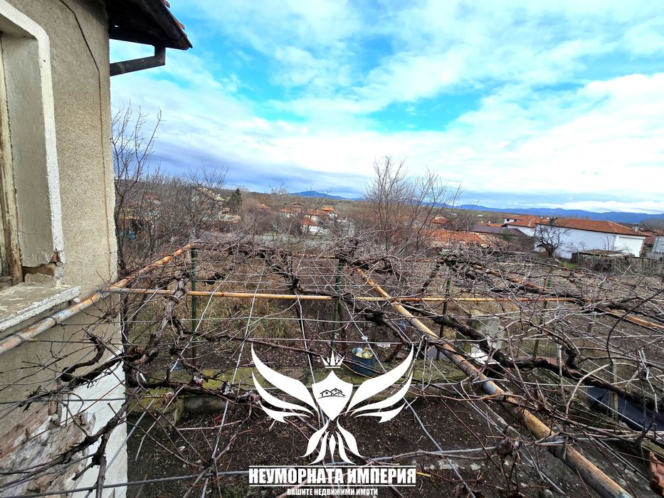 Продавам Двуетажна къща с постройки 155РЗП с 662кв. в двор село Стоево