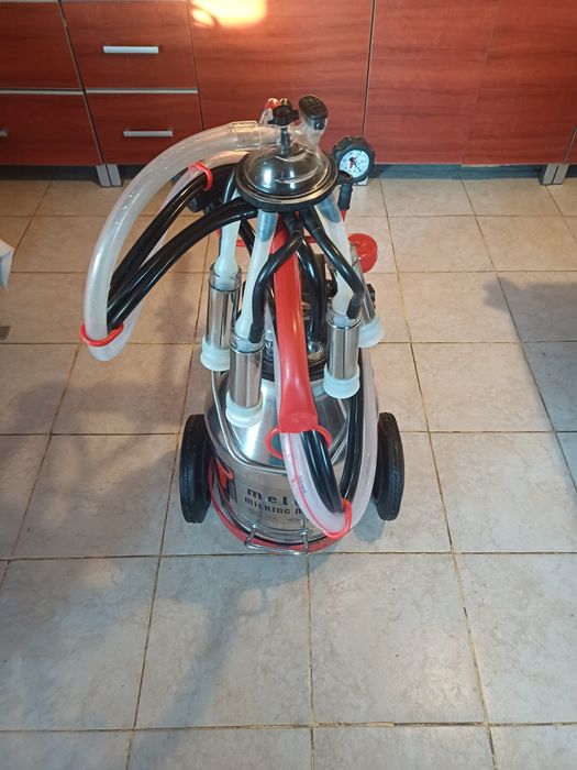 Vând aparat de muls vaci