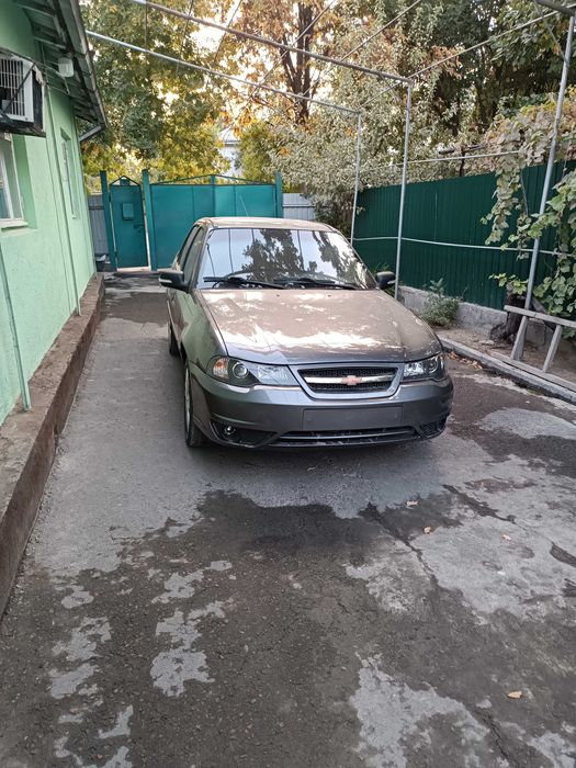 Nexia 2 sotiladi 1.6