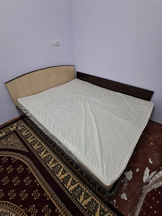 Двуспальная кровать со шфанером состояние на фото