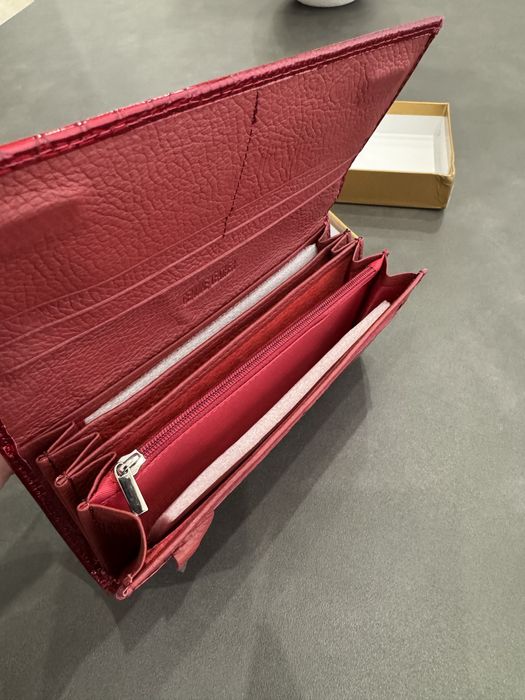 Червено лачено портмоне