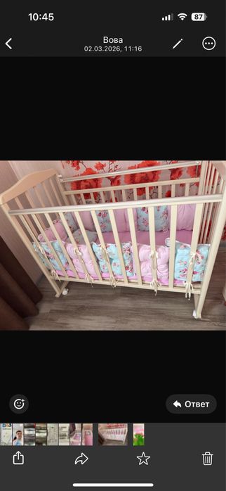 Детская кроватка с подушками