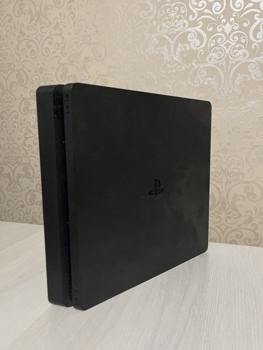 Playstation 4 в идеальном состоянии
